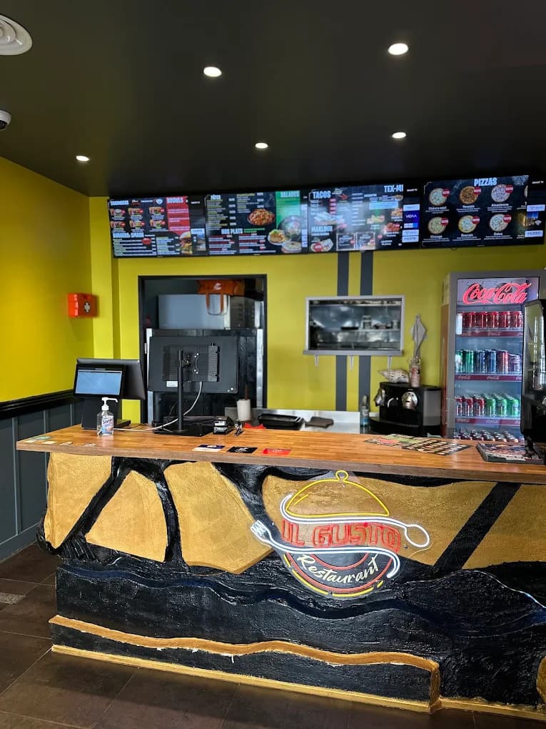 Intérieur chaleureux du snack Il Gusto à Mulhouse
